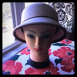 Arden B hat